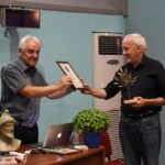 Ο προεδρος του Συλλόγου Φίλων του Ομήρου Κ.Σπύρος Αρσένης βραβεύει τον καθηγ. Σταύρο Παπαμαρινόπουλο.